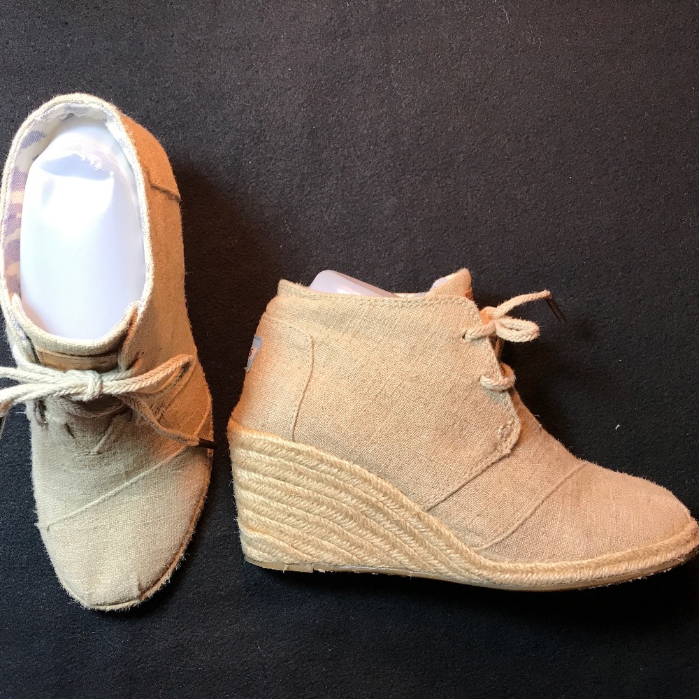 TOMS Burlap SZ 7 Wedge Lace Up Bootie so cute worn once! Like new!